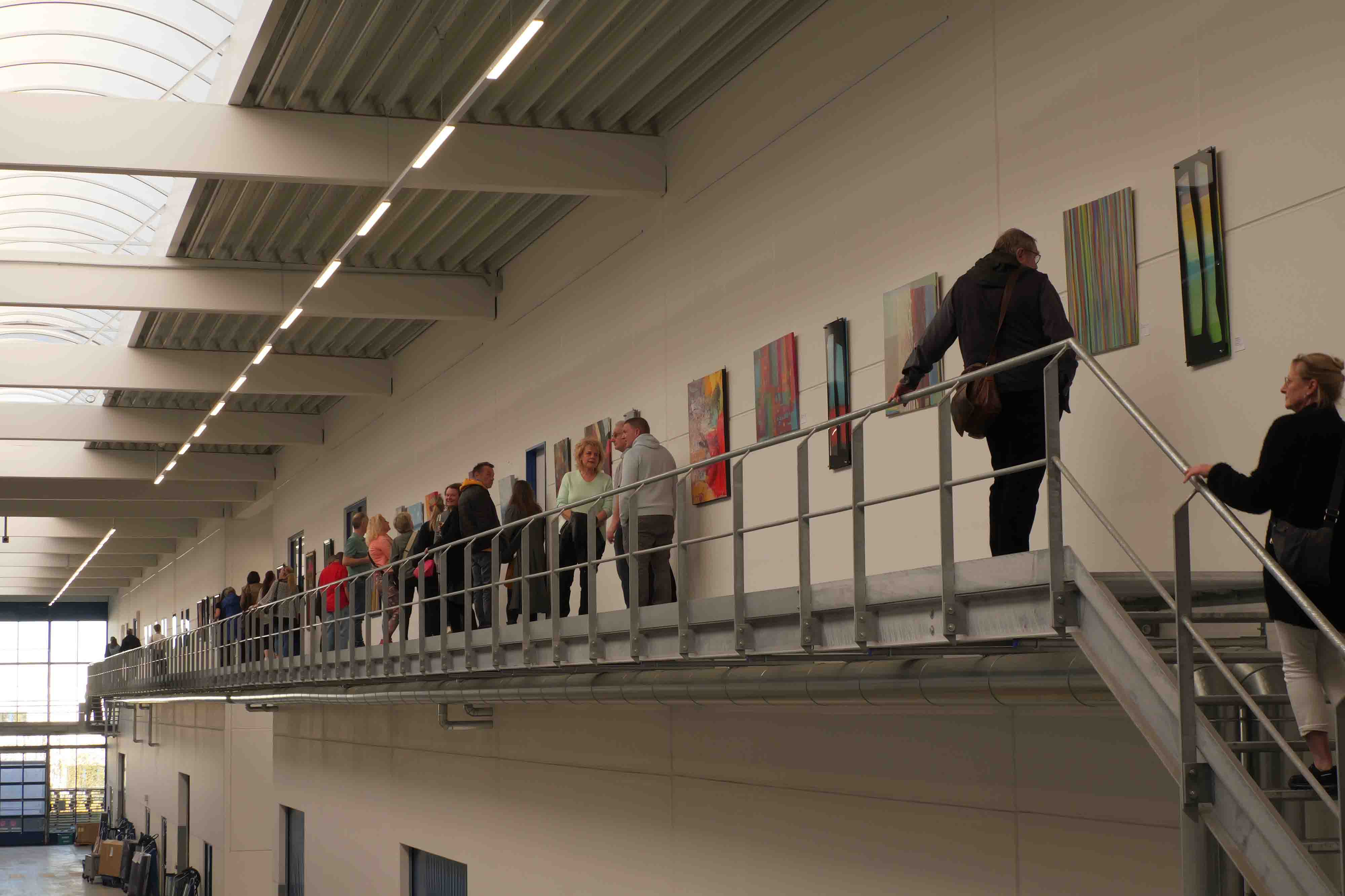 Der Galeriegang war gut besucht auf unserer Vernissage.
